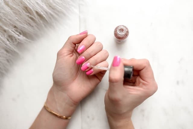 How to Whiten Nails (in 6 Steps) - Find How